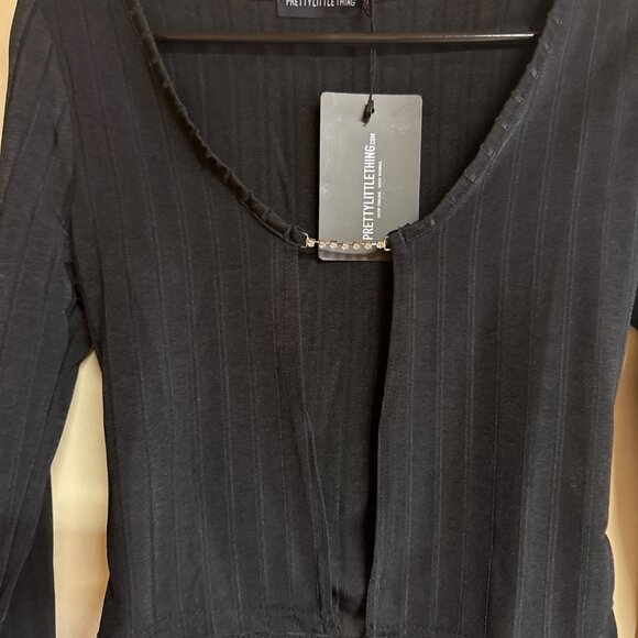 Black Long-Sleeve Ribbed Cropped Top With Chain Detail - PrettyLittleThing - UK - Picture 2 of 7